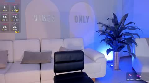 Snapshot of sarawinstone_ chatting on 03/12/25, 11:33 Sara Winstone online show from 03/12/25, 11:33