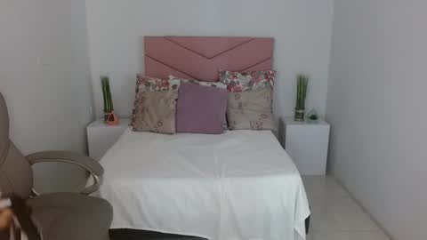 Snapshot of sarayvega_ chatting on 09/17/25, 07:15 Saray Vega online show from 09/17/25, 07:15