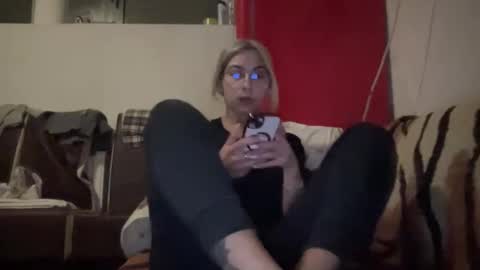 Snapshot of sarrah_rossy chatting on 01/05/25, 06:24 Sarrah online show from 01/05/25, 06:24