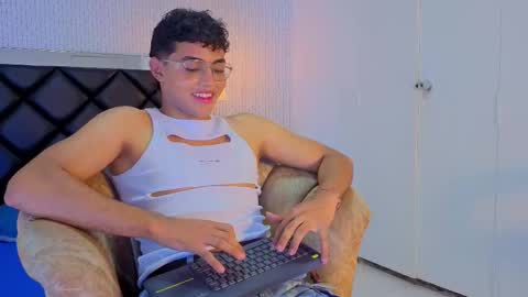 Snapshot of sash_lust chatting on 11/26/25, 04:24 online show from 11/26/25, 04:24