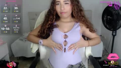 Snapshot of sasha_17_ chatting on 10/26/25, 10:04 Sofia online show from 10/26/25, 10:04