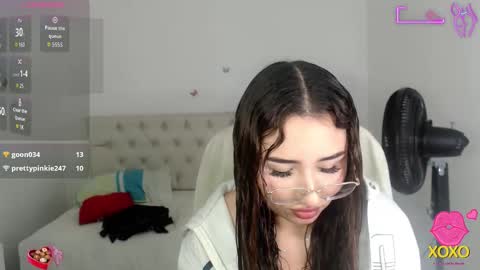 Snapshot of sasha_17_ chatting on 10/28/25, 12:03 Sofia online show from 10/28/25, 12:03