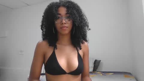 Snapshot of sasha_fox0 chatting on 02/01/25, 03:39 emy online show from 02/01/25, 03:39