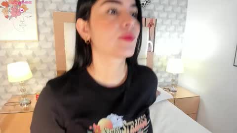 Snapshot of sasha_sims chatting on 09/10/25, 11:43 Camila online show from 09/10/25, 11:43