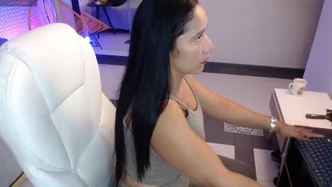 Snapshot of sashaavixen chatting on 10/22/25, 12:05 Sasha online show from 10/22/25, 12:05
