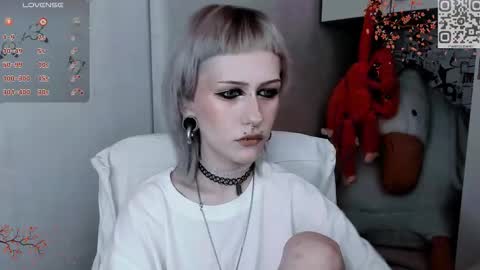 pronoun she. name Mary. age 21. online show from 11/15/25, 11:51