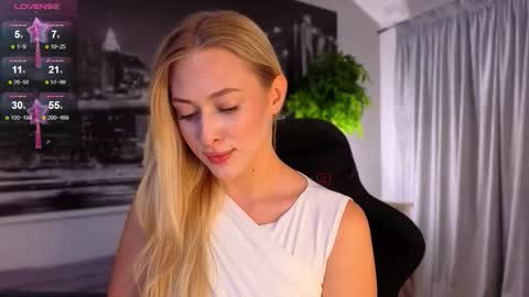 Snapshot of sayselena chatting on 10/02/25, 04:58 Hello guys our name is Emily Nicole Alice. We are very funny and love to spend time well online show from 10/02/25, 04:58