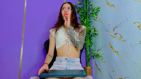 Snapshot of scarletjonesx chatting on 09/17/25, 12:45 Denis online show from 09/17/25, 12:45