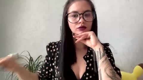 Snapshot of scarletpetal chatting on 01/19/25, 06:20 scarletpetal online show from 01/19/25, 06:20