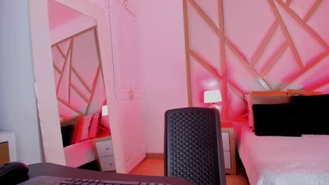Snapshot of scarletpunk_ chatting on 12/29/24, 01:17 Scarlet online show from 12/29/24, 01:17