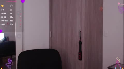 Scarlett Thumb up please help me 100 its important online show from 11/11/25, 01:16