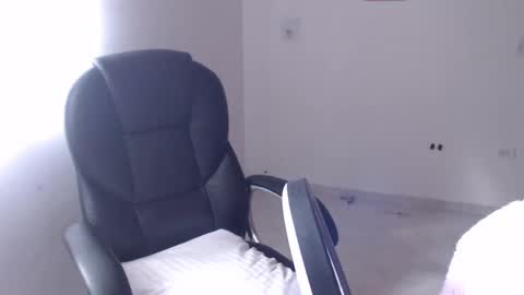 Snapshot of scarlett_liz chatting on 03/05/25, 12:22 Scarlett online show from 03/05/25, 12:22