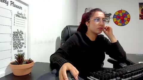 Snapshot of scarlett_sen chatting on 12/02/24, 05:15 Mistress Scarlett online show from 12/02/24, 05:15