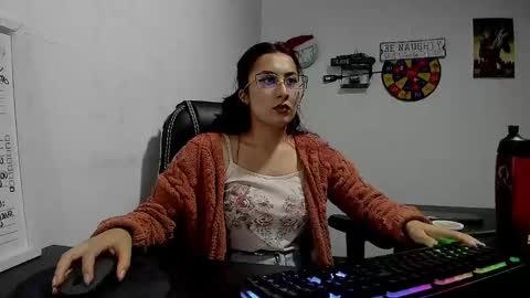 Snapshot of scarlett_sen chatting on 01/04/25, 02:35 Mistress Scarlett online show from 01/04/25, 02:35