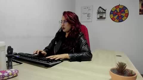Snapshot of scarlett_sen chatting on 01/24/25, 03:34 Mistress Scarlett online show from 01/24/25, 03:34