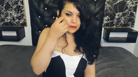 Snapshot of scarlett_w0lf chatting on 01/29/25, 10:43 Scarlett online show from 01/29/25, 10:43