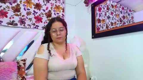 Snapshot of scarlettvelvet4u chatting on 10/20/25, 12:27 Scarlet online show from 10/20/25, 12:27