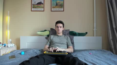 Snapshot of scooby_r chatting on 12/04/24, 10:02 Thomas brunette and Alex blond online show from 12/04/24, 10:02