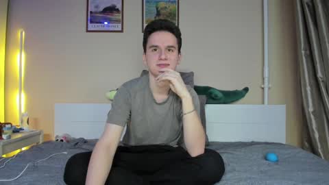 Snapshot of scooby_r chatting on 12/04/24, 01:09 Thomas brunette and Alex blond online show from 12/04/24, 01:09