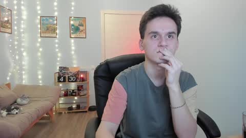 Snapshot of scooby_r chatting on 12/12/24, 08:53 Thomas brunette and Alex blond online show from 12/12/24, 08:53