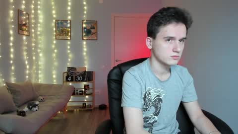 Snapshot of scooby_r chatting on 12/16/24, 05:06 Thomas brunette and Alex blond online show from 12/16/24, 05:06