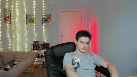 Snapshot of scooby_r chatting on 12/16/24, 11:12 Thomas brunette and Alex blond online show from 12/16/24, 11:12