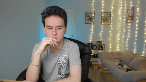 Snapshot of scooby_r chatting on 12/25/24, 06:31 Thomas brunette and Alex blond online show from 12/25/24, 06:31