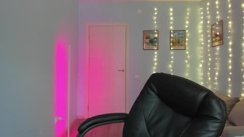 Snapshot of scooby_r chatting on 01/09/25, 08:45 Thomas brunette and Alex blond online show from 01/09/25, 08:45