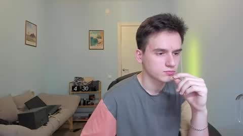 Snapshot of scooby_r chatting on 03/06/25, 10:52 Thomas brunette and Alex blond online show from 03/06/25, 10:52