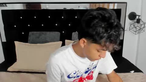 Snapshot of sebas_cat chatting on 10/21/25, 02:07 Sebastian Alvarez online show from 10/21/25, 02:07