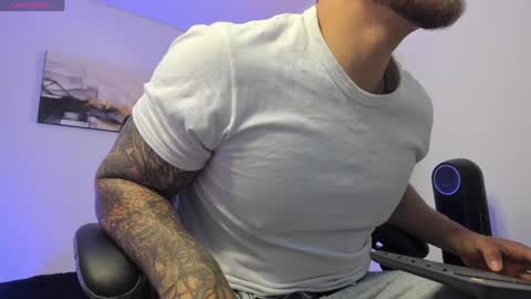 Snapshot of sebastianortizm chatting on 12/25/24, 01:10 Lucian Sinclair online show from 12/25/24, 01:10