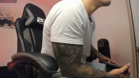 Snapshot of sebastianortizm chatting on 12/27/24, 12:39 Lucian Sinclair online show from 12/27/24, 12:39