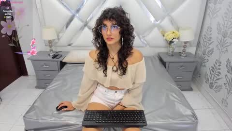 Selena reyess online show from 09/10/25, 07:14