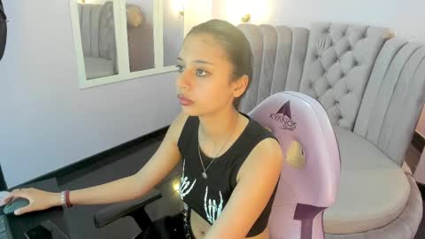 Snapshot of seren_bleck chatting on 02/21/25, 10:17 Seren Follow me online show from 02/21/25, 10:17