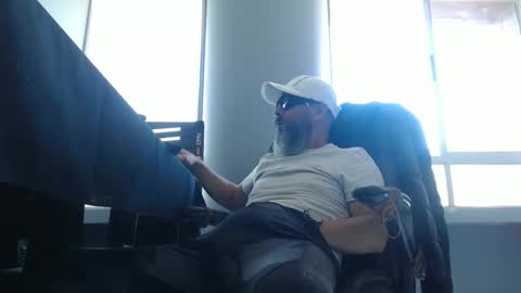 hetero serio discreto online show from 09/15/25, 09:04