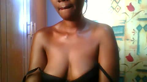 Snapshot of sexie_curvie chatting on 11/15/25, 12:23 Maggie online show from 11/15/25, 12:23