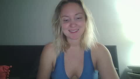 Snapshot of sexiirose22 chatting on 02/08/25, 11:45 Rose online show from 02/08/25, 11:45