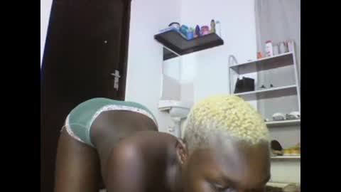 Snapshot of sexqueen02 chatting on 03/05/25, 03:18 sexqueen02 online show from 03/05/25, 03:18