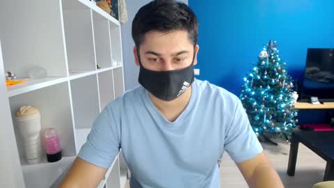 Snapshot of sexxxdickbig chatting on 01/01/25, 04:39 Tommy online show from 01/01/25, 04:39