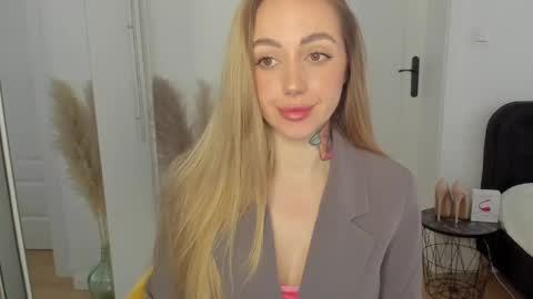 Snapshot of sexy_coralie chatting on 02/02/25, 02:34 C o r a l i e online show from 02/02/25, 02:34