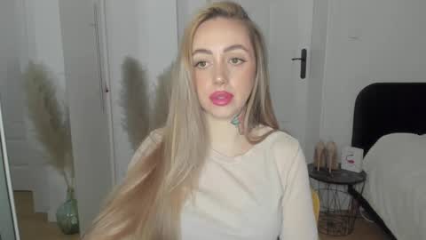 Snapshot of sexy_coralie chatting on 02/19/25, 04:33 C o r a l i e online show from 02/19/25, 04:33