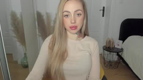 Snapshot of sexy_coralie chatting on 02/19/25, 07:38 C o r a l i e online show from 02/19/25, 07:38