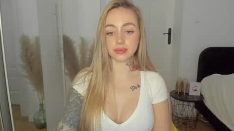 Snapshot of sexy_coralie chatting on 02/27/25, 04:10 C o r a l i e online show from 02/27/25, 04:10
