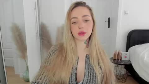 Snapshot of sexy_coralie chatting on 03/08/25, 07:27 C o r a l i e online show from 03/08/25, 07:27