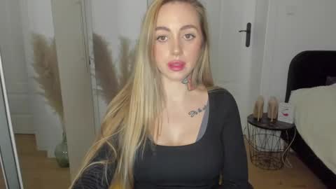 Snapshot of sexy_coralie chatting on 03/10/25, 06:23 C o r a l i e online show from 03/10/25, 06:23