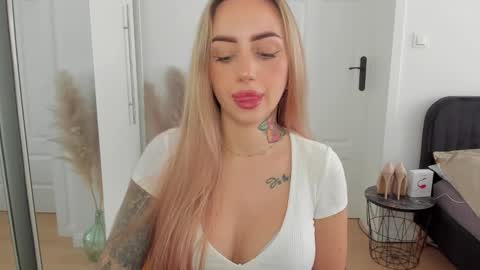 Snapshot of sexy_coralie chatting on 09/13/25, 07:30 C o r a l i e online show from 09/13/25, 07:30