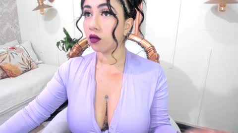 Snapshot of sexy_cristall chatting on 01/05/25, 02:49 C R I S T A L online show from 01/05/25, 02:49