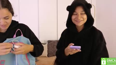 Snapshot of sexychanell_18 chatting on 10/31/25, 01:23 chanell and yina online show from 10/31/25, 01:23