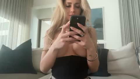Snapshot of sexylexy1111 chatting on 10/18/25, 07:14 Lexy online show from 10/18/25, 07:14