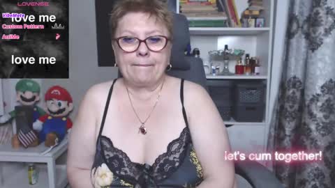 Snapshot of sexylynette4u chatting on 10/27/25, 10:41 sexylynette4u online show from 10/27/25, 10:41